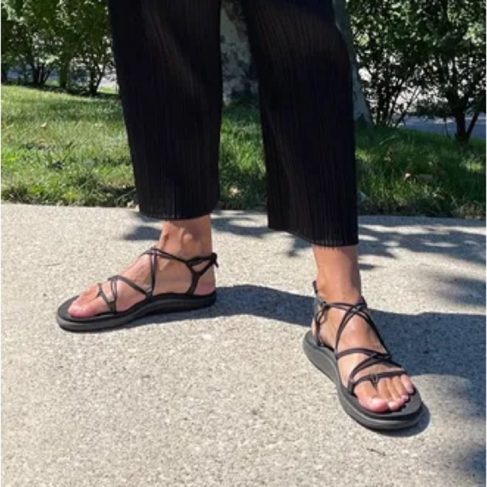 Tevas Toya infinity Black Strappy Sandals
